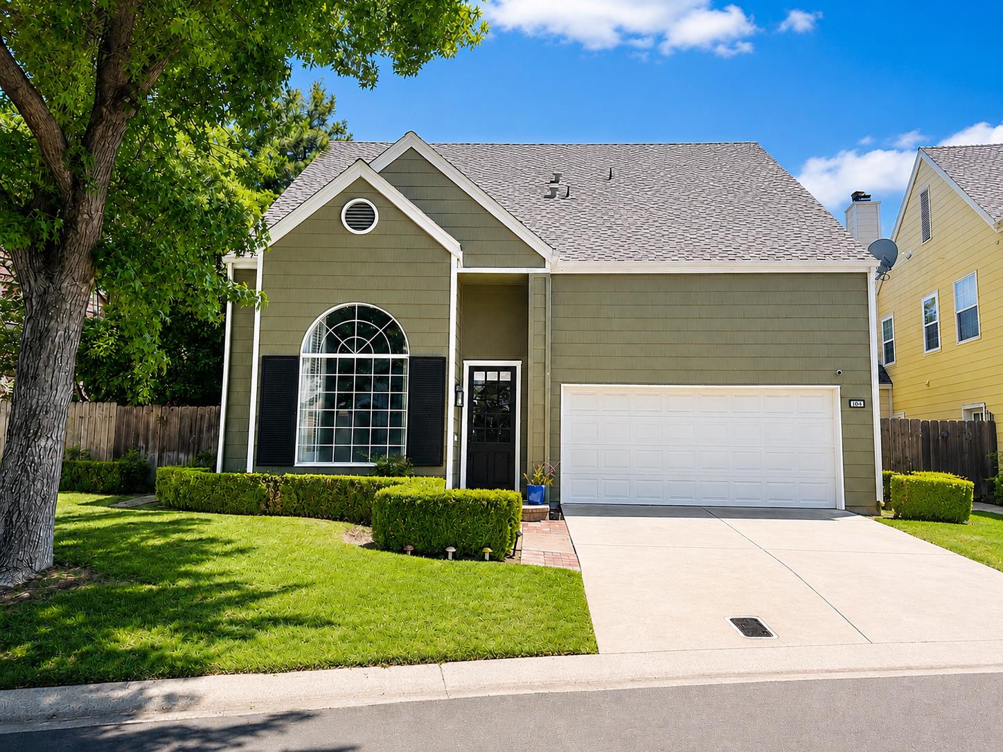 1047 E Monticello Cir, Fresno, CA 93720