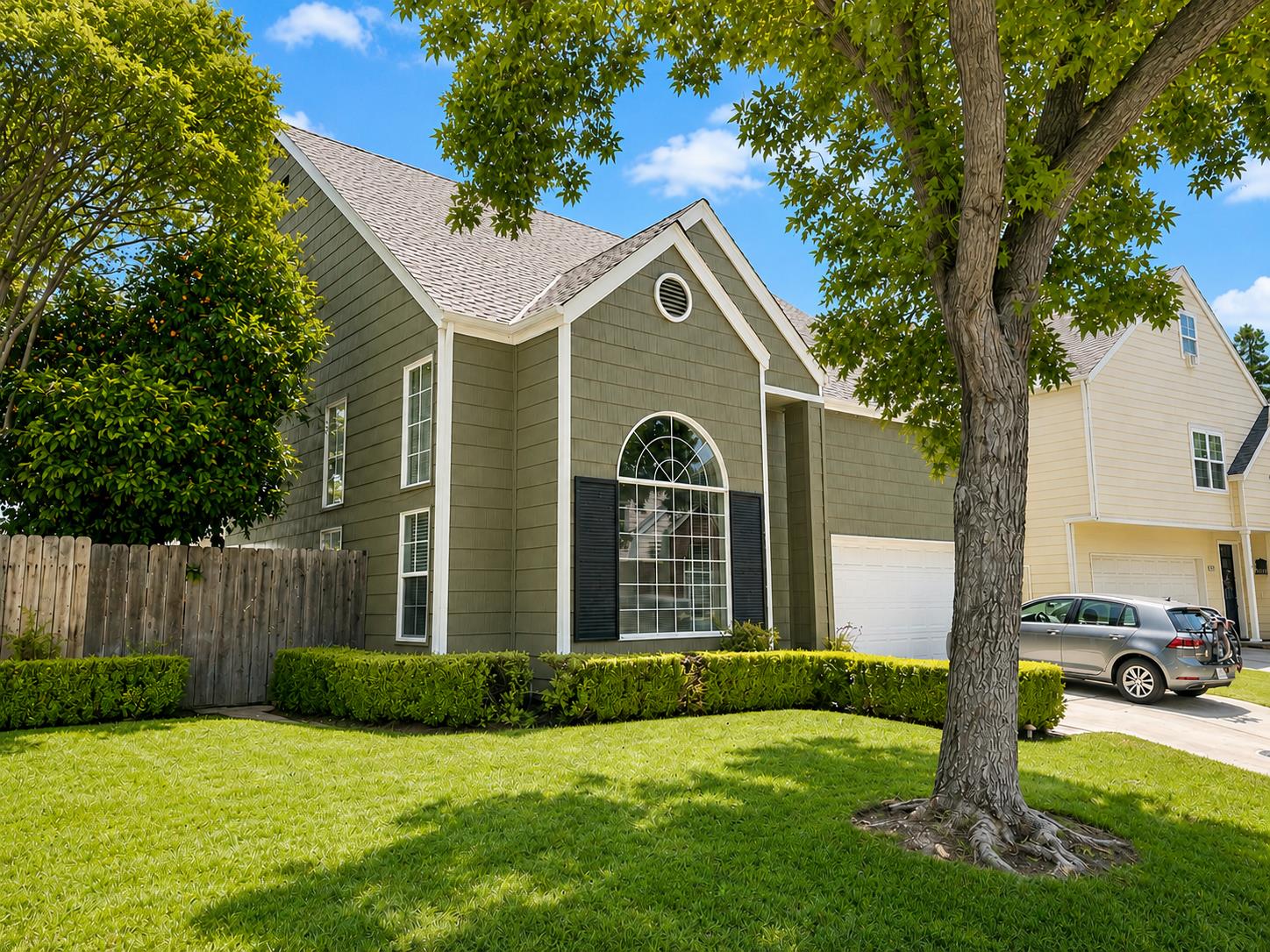 1047 E Monticello Cir, Fresno, CA 93720