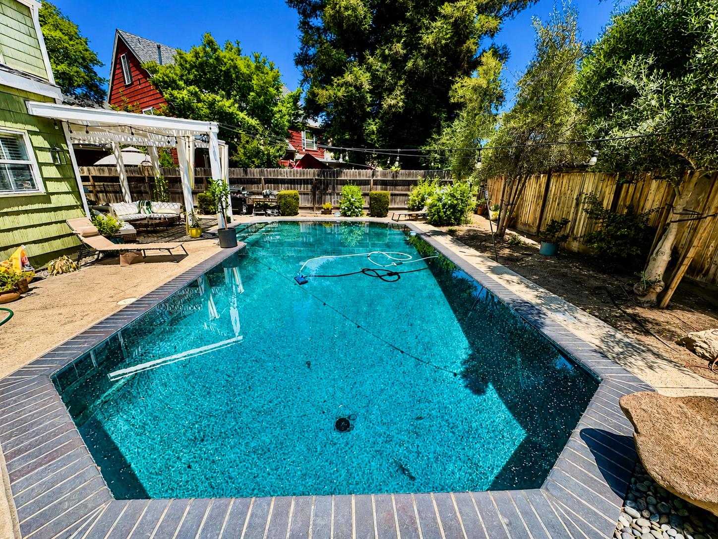 1047 E Monticello Cir, Fresno, CA 93720