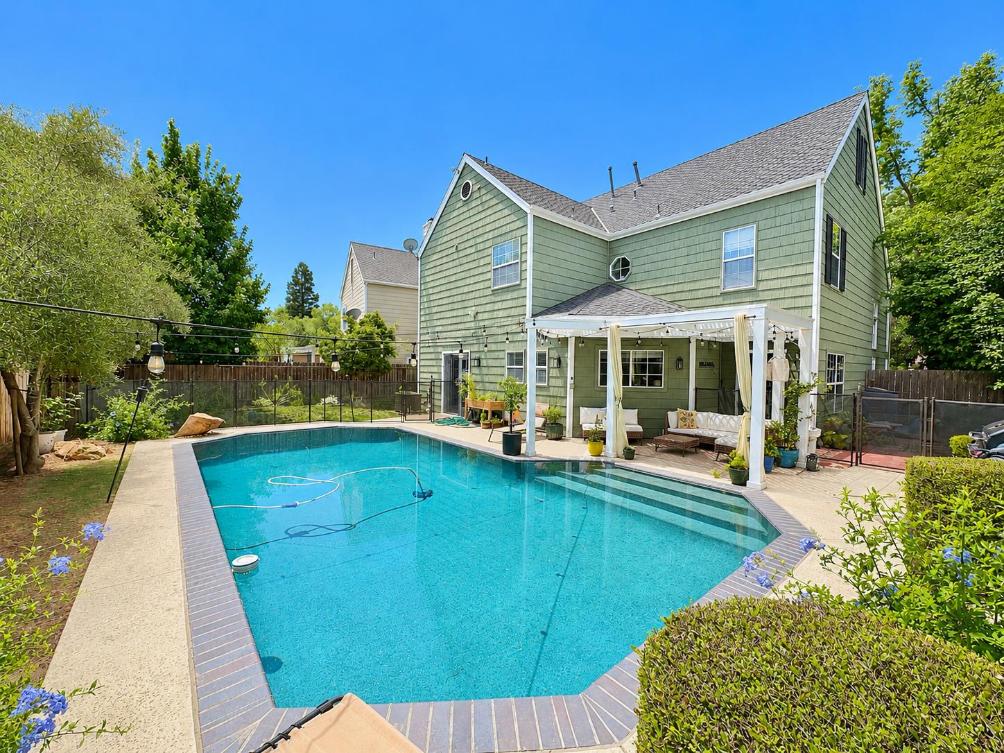 1047 E Monticello Cir, Fresno, CA 93720