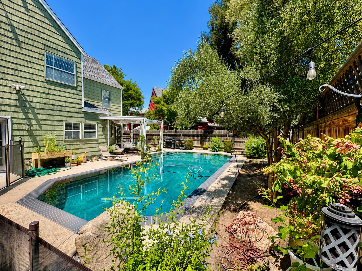 1047 E Monticello Cir, Fresno, CA 93720