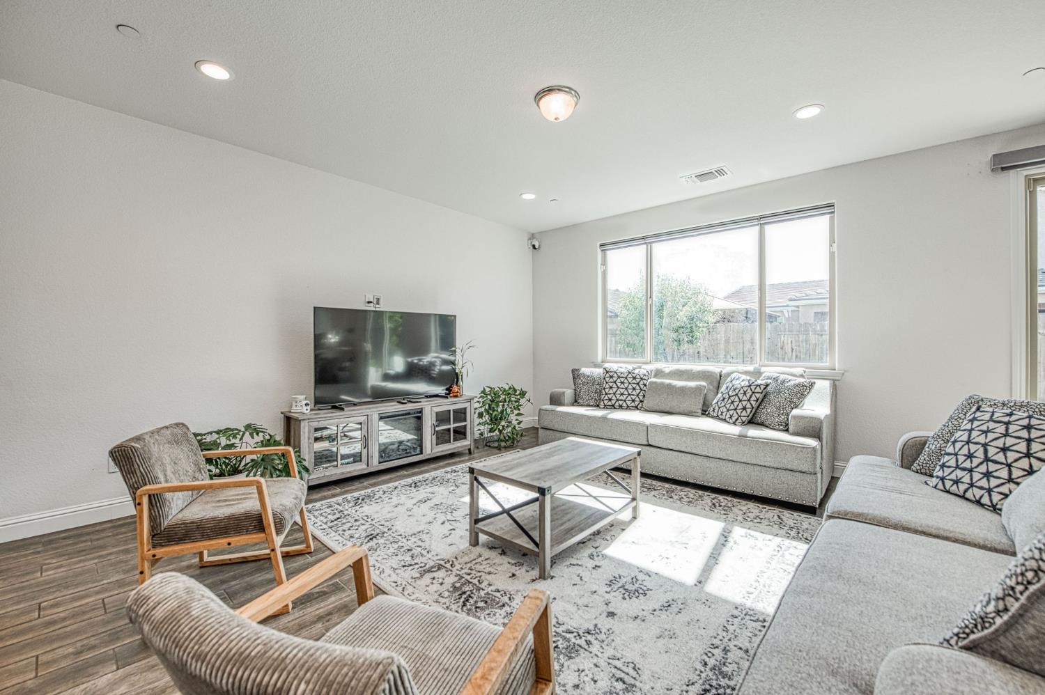2381 N Jason Ave, Fresno, CA 93737