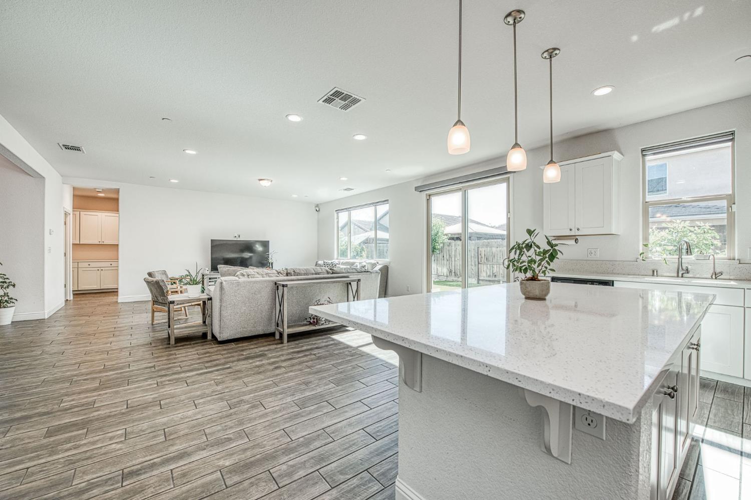 2381 N Jason Ave, Fresno, CA 93737