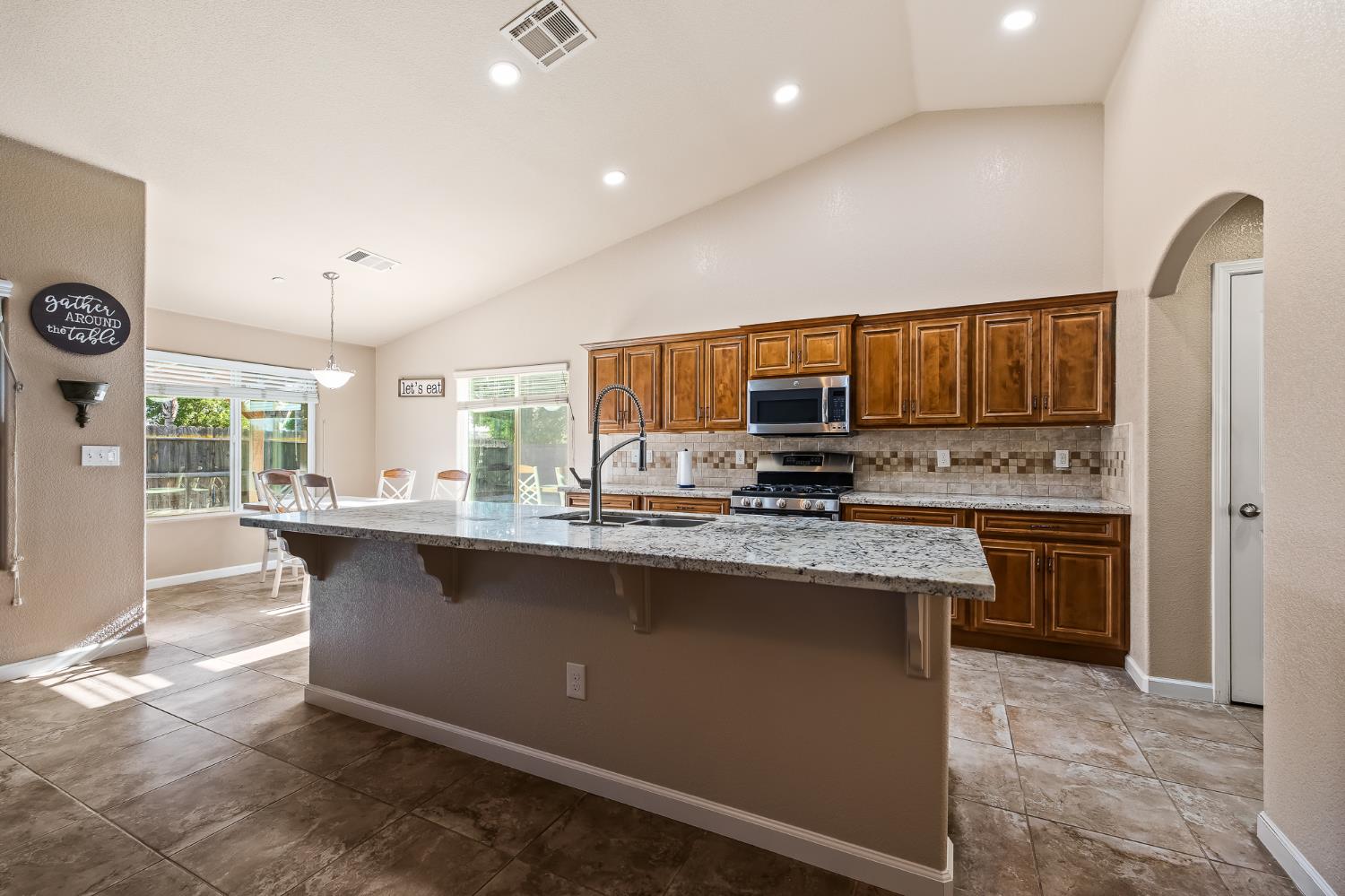 6503 E Dayton Ave, Fresno, CA 93727