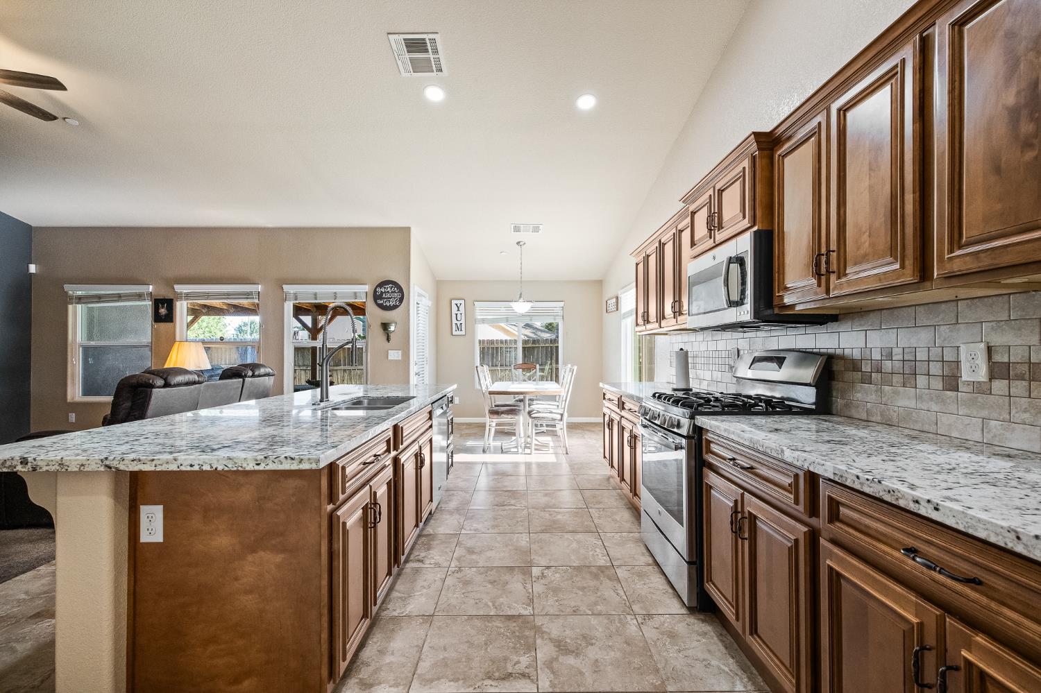 6503 E Dayton Ave, Fresno, CA 93727