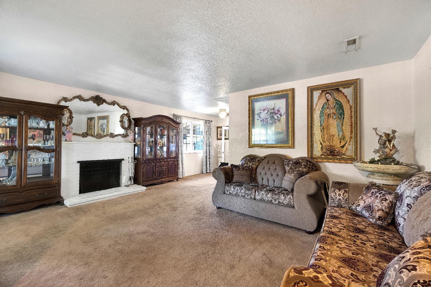 907 S Rogers Ln, Fresno, CA 93727