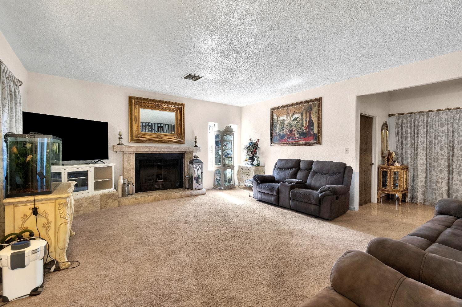 907 S Rogers Ln, Fresno, CA 93727