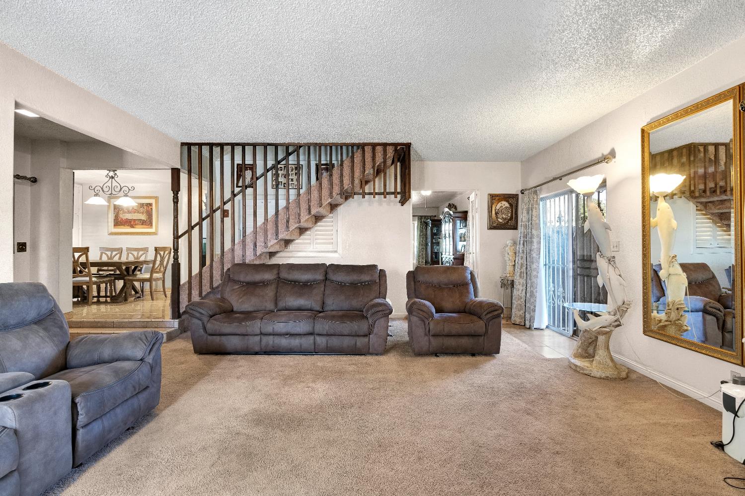 907 S Rogers Ln, Fresno, CA 93727