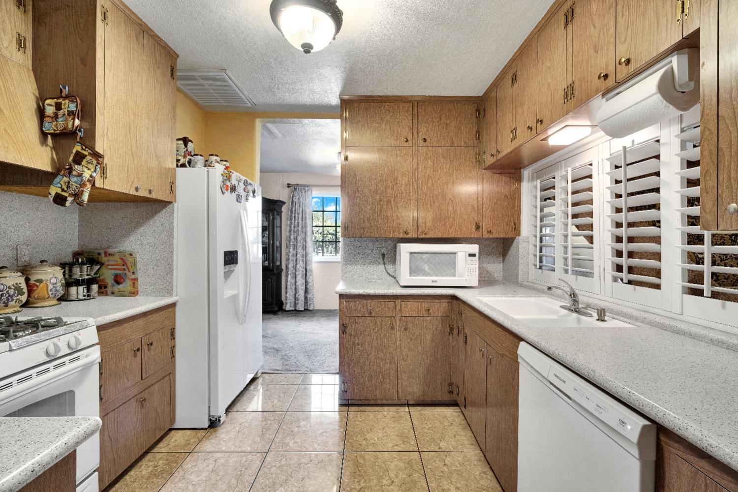 907 S Rogers Ln, Fresno, CA 93727