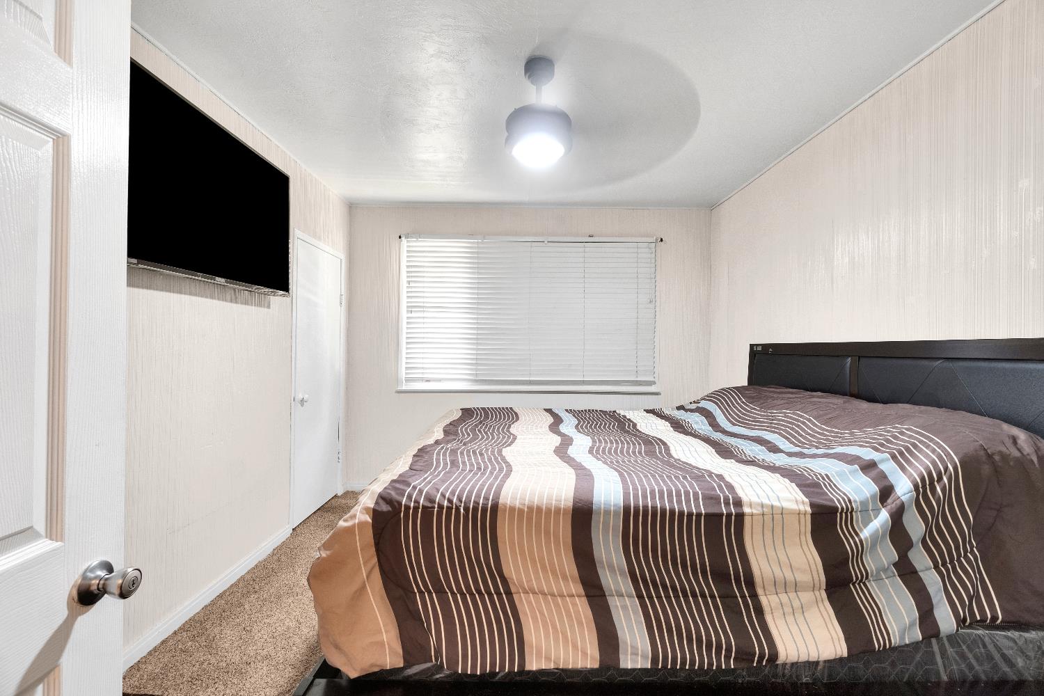 907 S Rogers Ln, Fresno, CA 93727