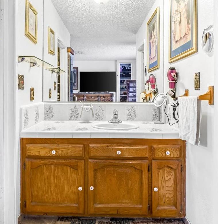 907 S Rogers Ln, Fresno, CA 93727