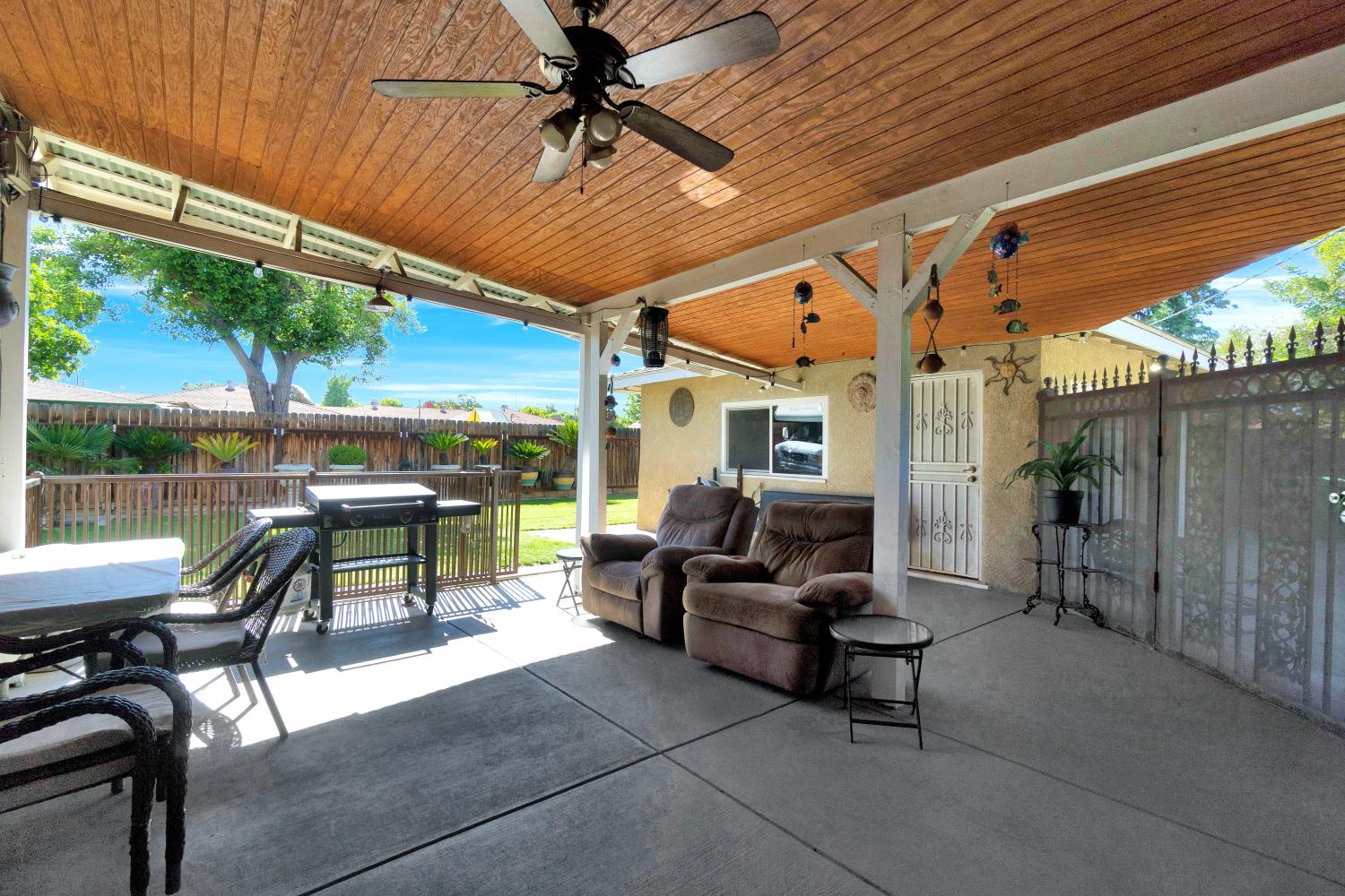 907 S Rogers Ln, Fresno, CA 93727