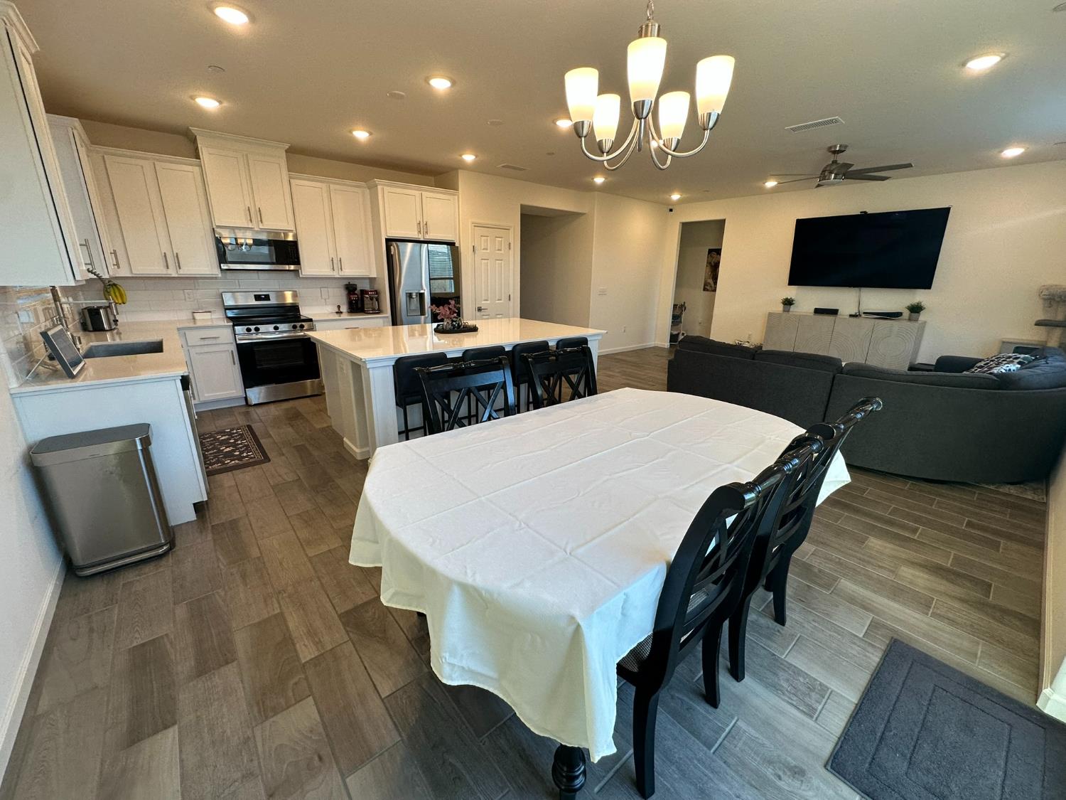 6606 E Carmen Ave, Fresno, CA 93727