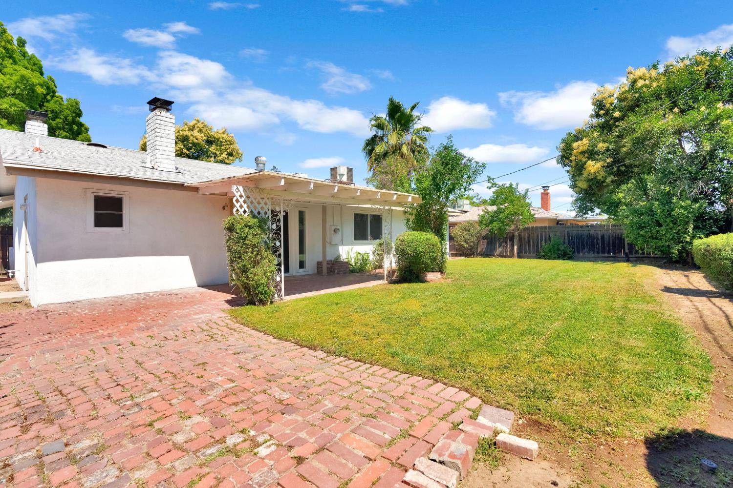 4656 N 5th St, Fresno, CA 93726