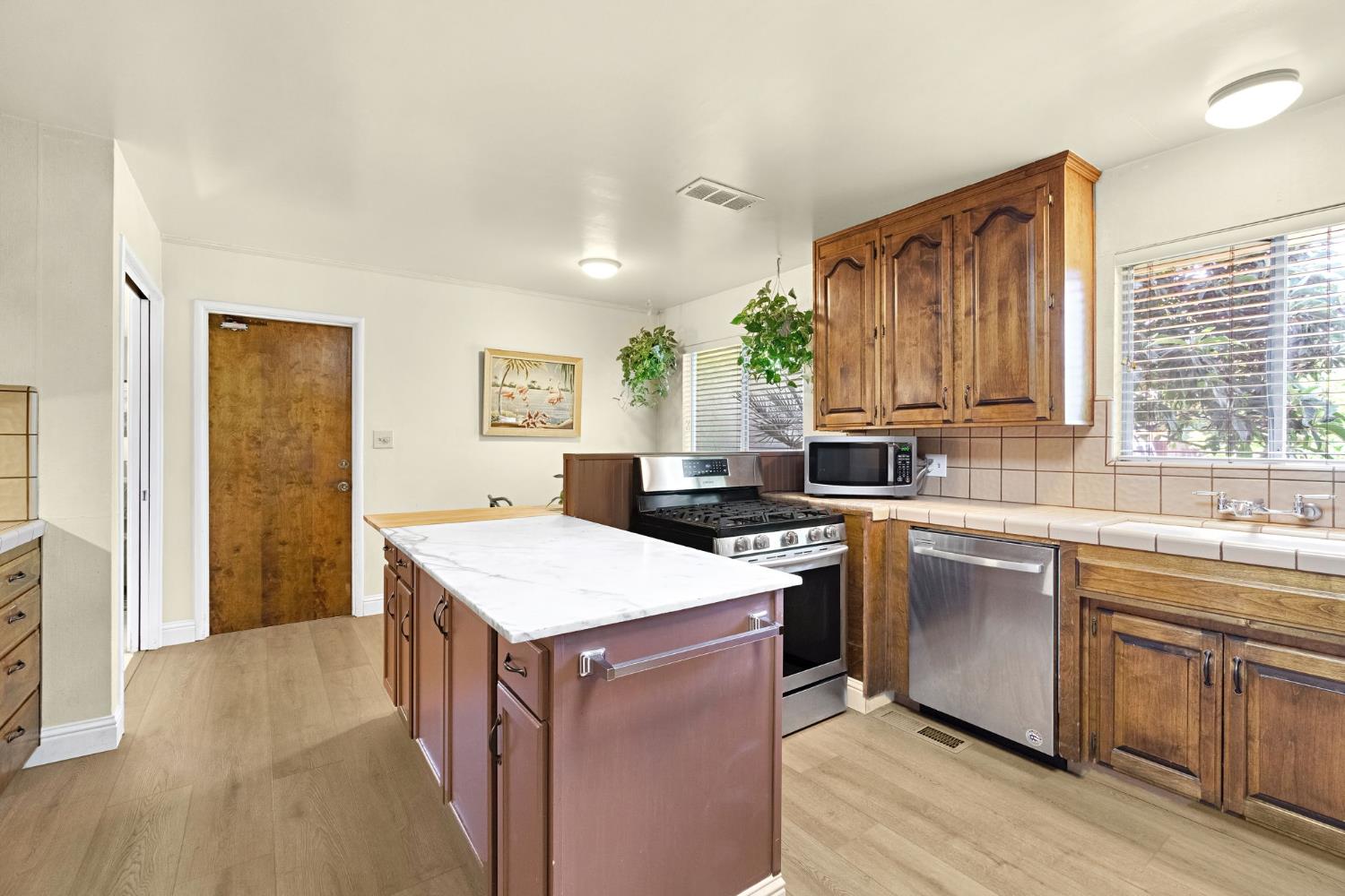 738 W Alamos Ave, Fresno, CA 93705