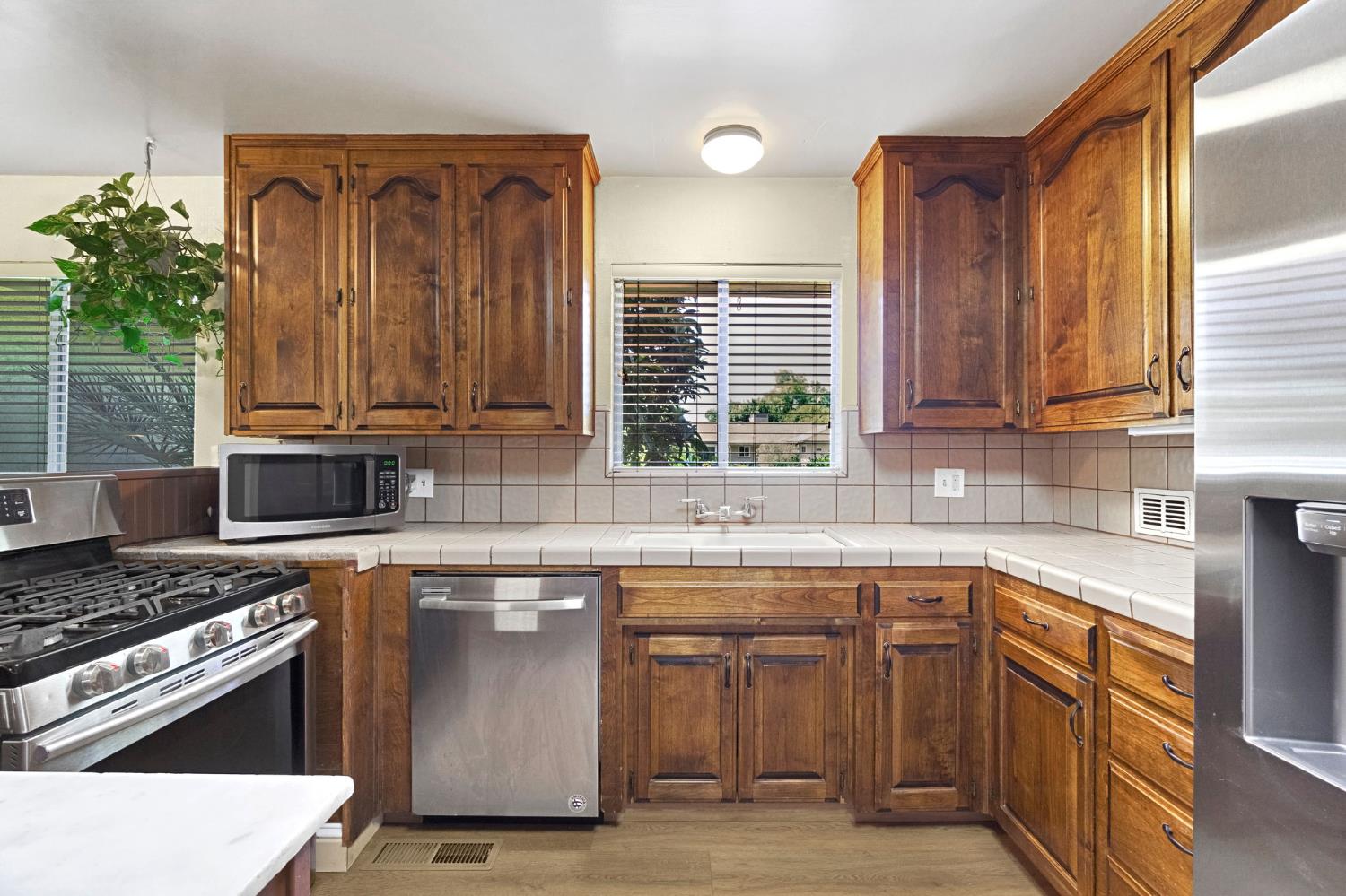 738 W Alamos Ave, Fresno, CA 93705