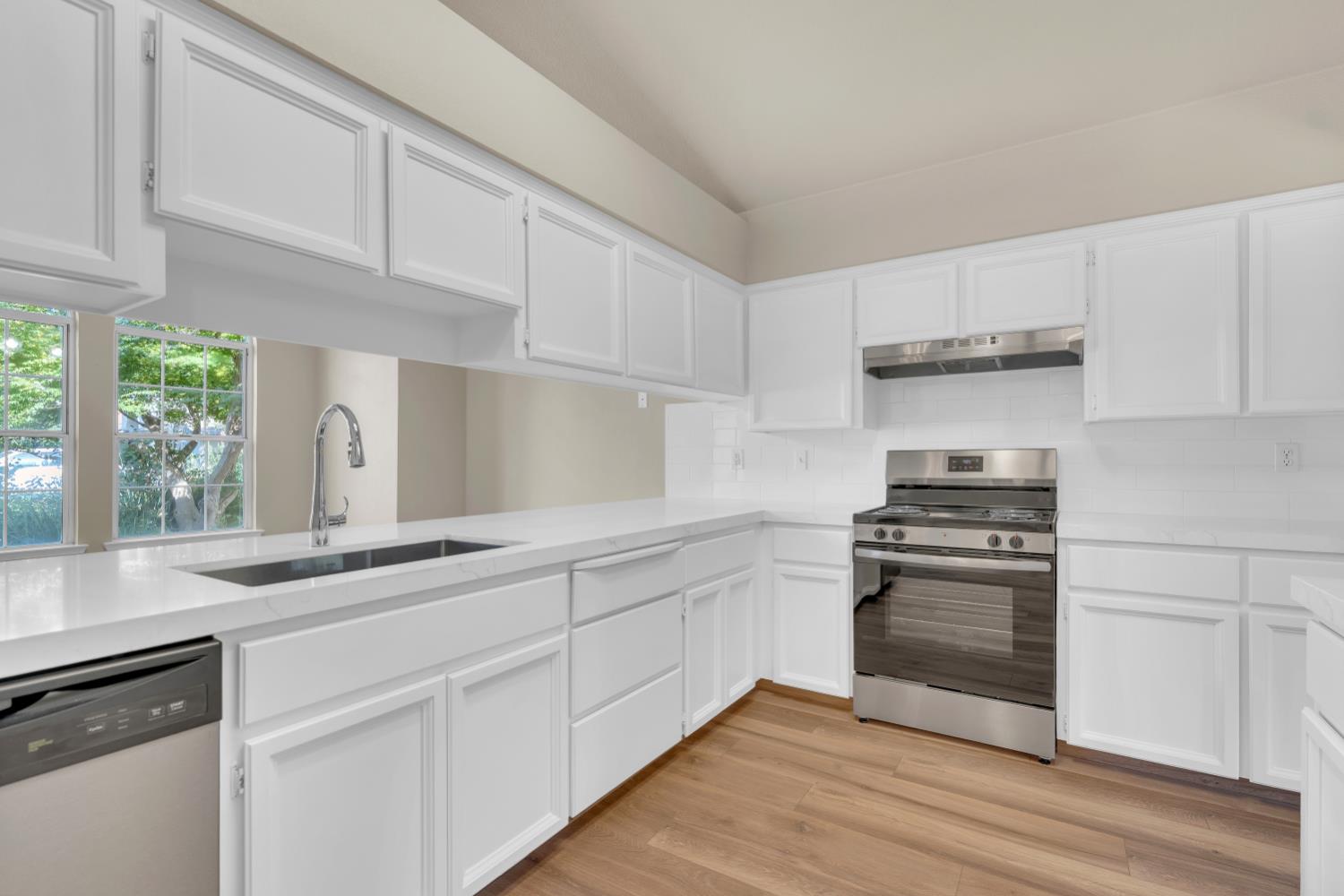 8335 N Barton Ave, Fresno, CA 93720