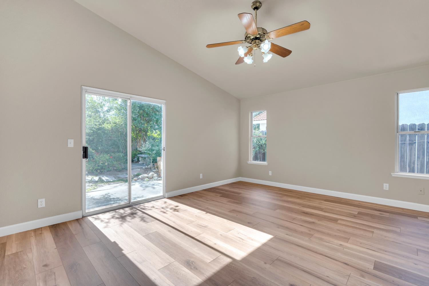 8335 N Barton Ave, Fresno, CA 93720