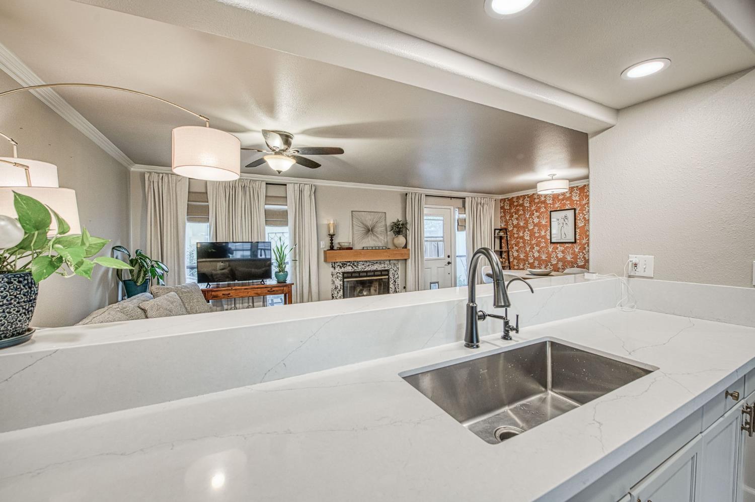 921 E Foxhill Dr, Fresno, CA 93720