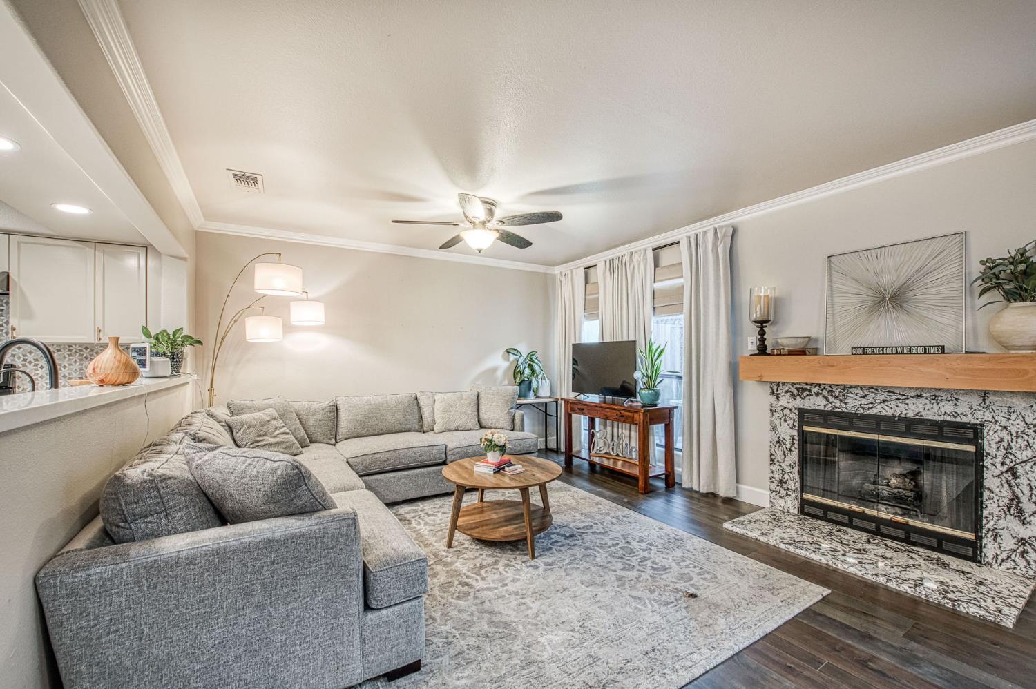 921 E Foxhill Dr, Fresno, CA 93720