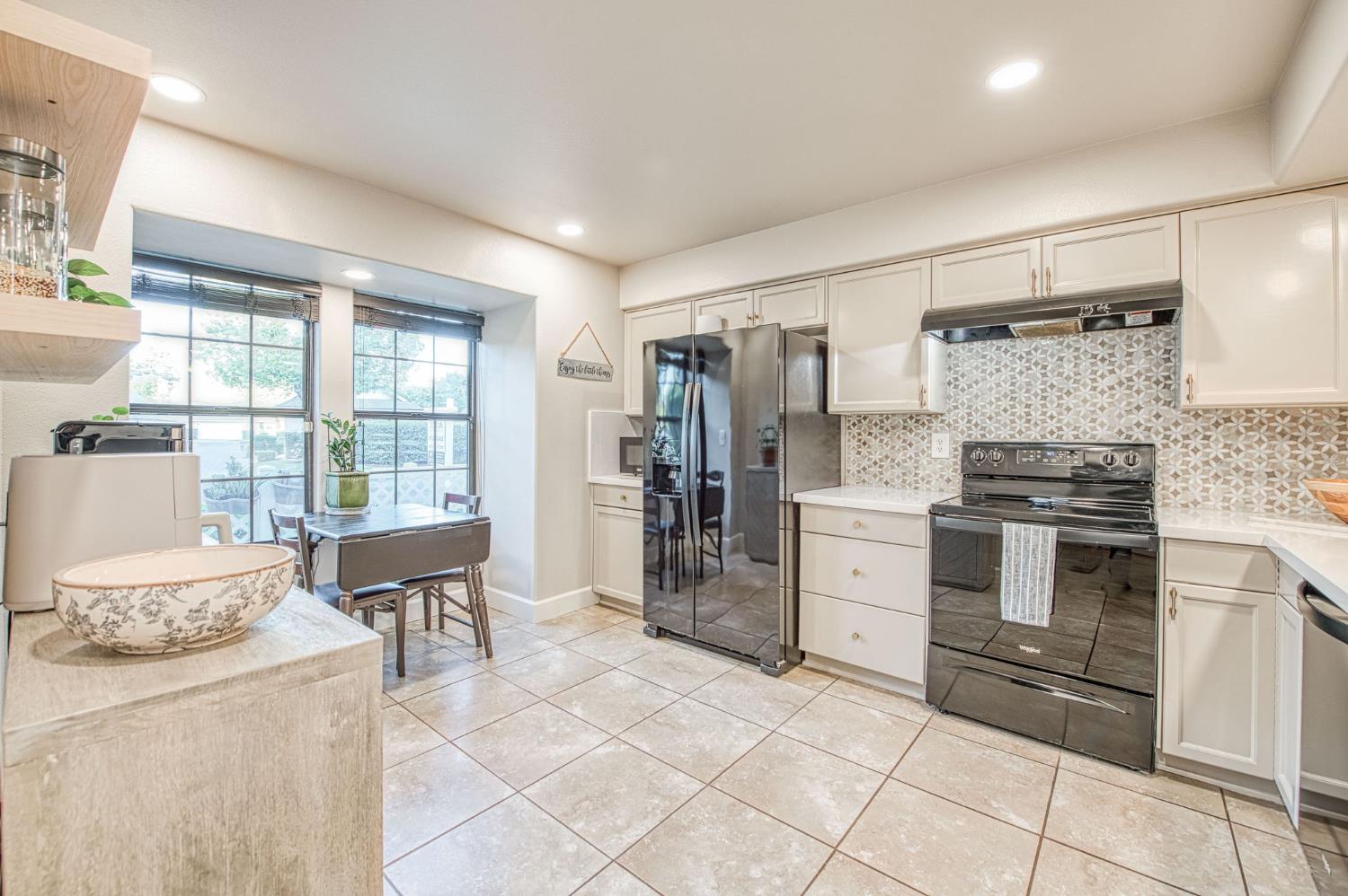 921 E Foxhill Dr, Fresno, CA 93720
