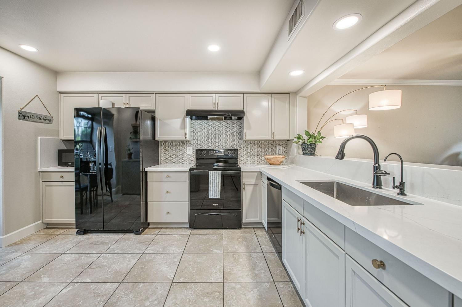 921 E Foxhill Dr, Fresno, CA 93720