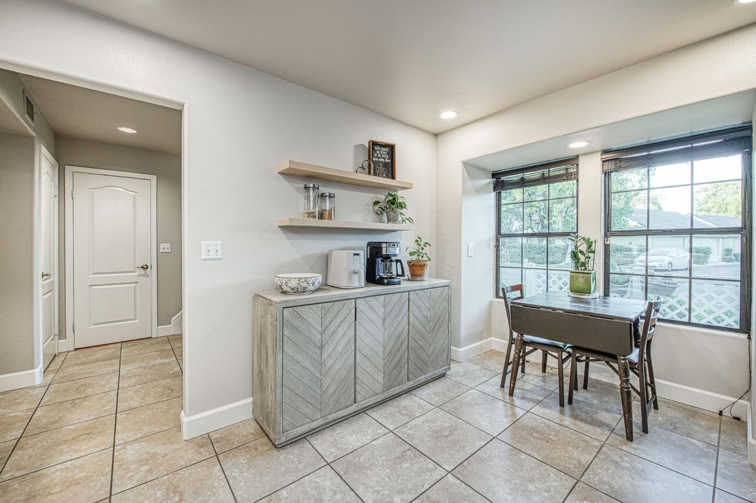 921 E Foxhill Dr, Fresno, CA 93720