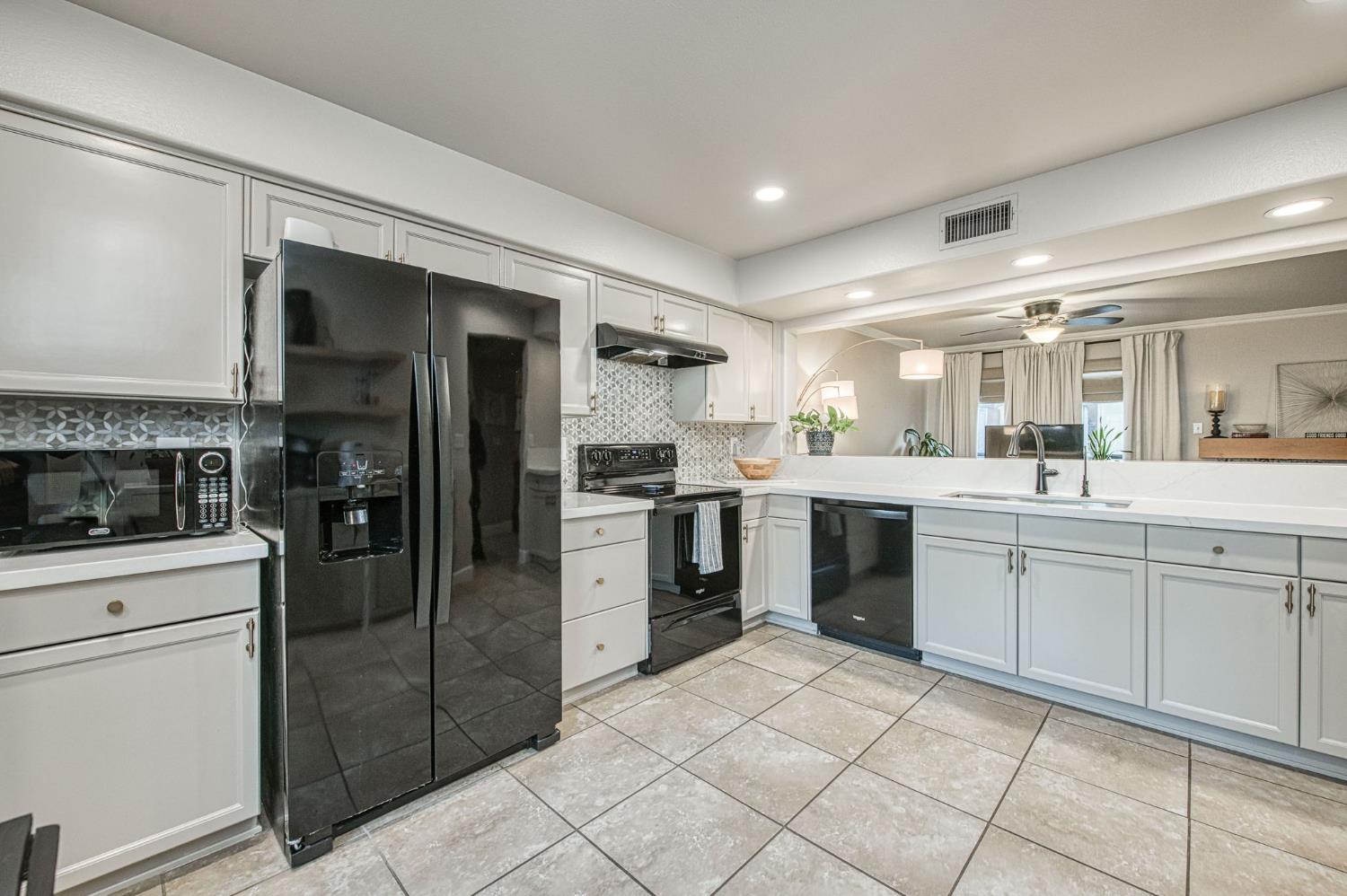 921 E Foxhill Dr, Fresno, CA 93720