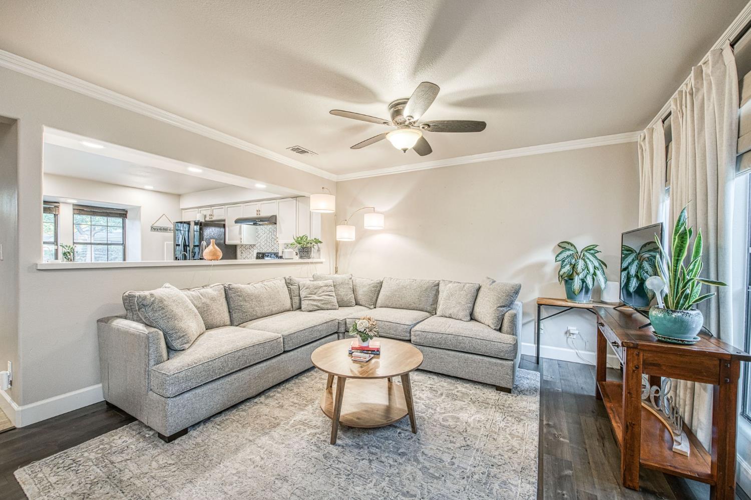 921 E Foxhill Dr, Fresno, CA 93720