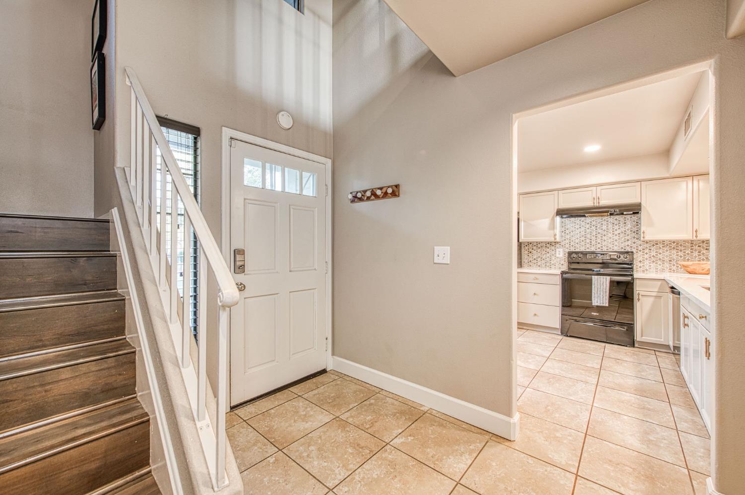 921 E Foxhill Dr, Fresno, CA 93720