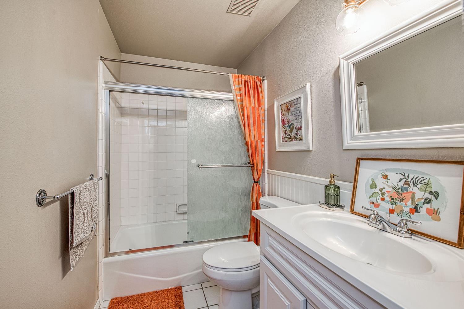 921 E Foxhill Dr, Fresno, CA 93720