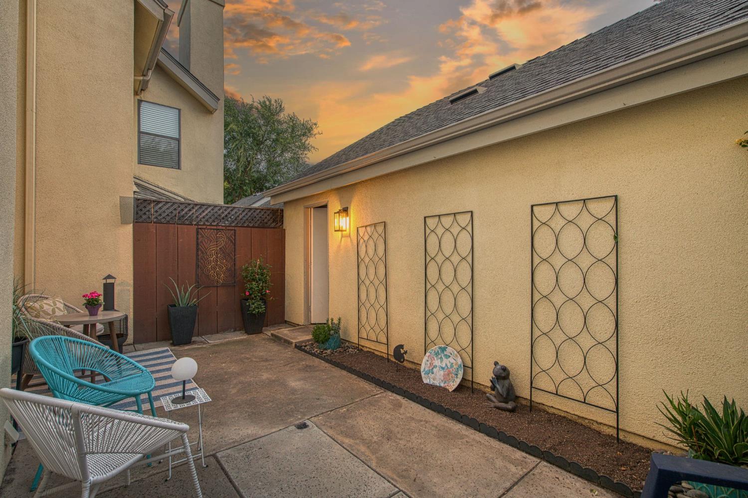 921 E Foxhill Dr, Fresno, CA 93720