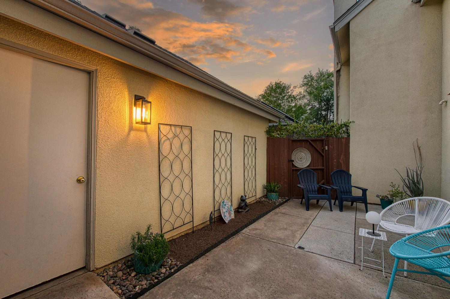 921 E Foxhill Dr, Fresno, CA 93720