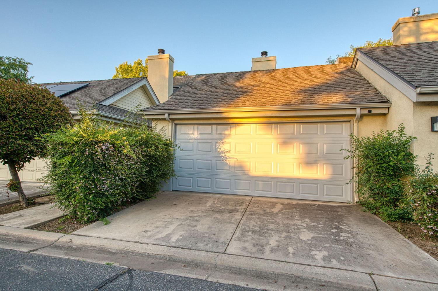 921 E Foxhill Dr, Fresno, CA 93720