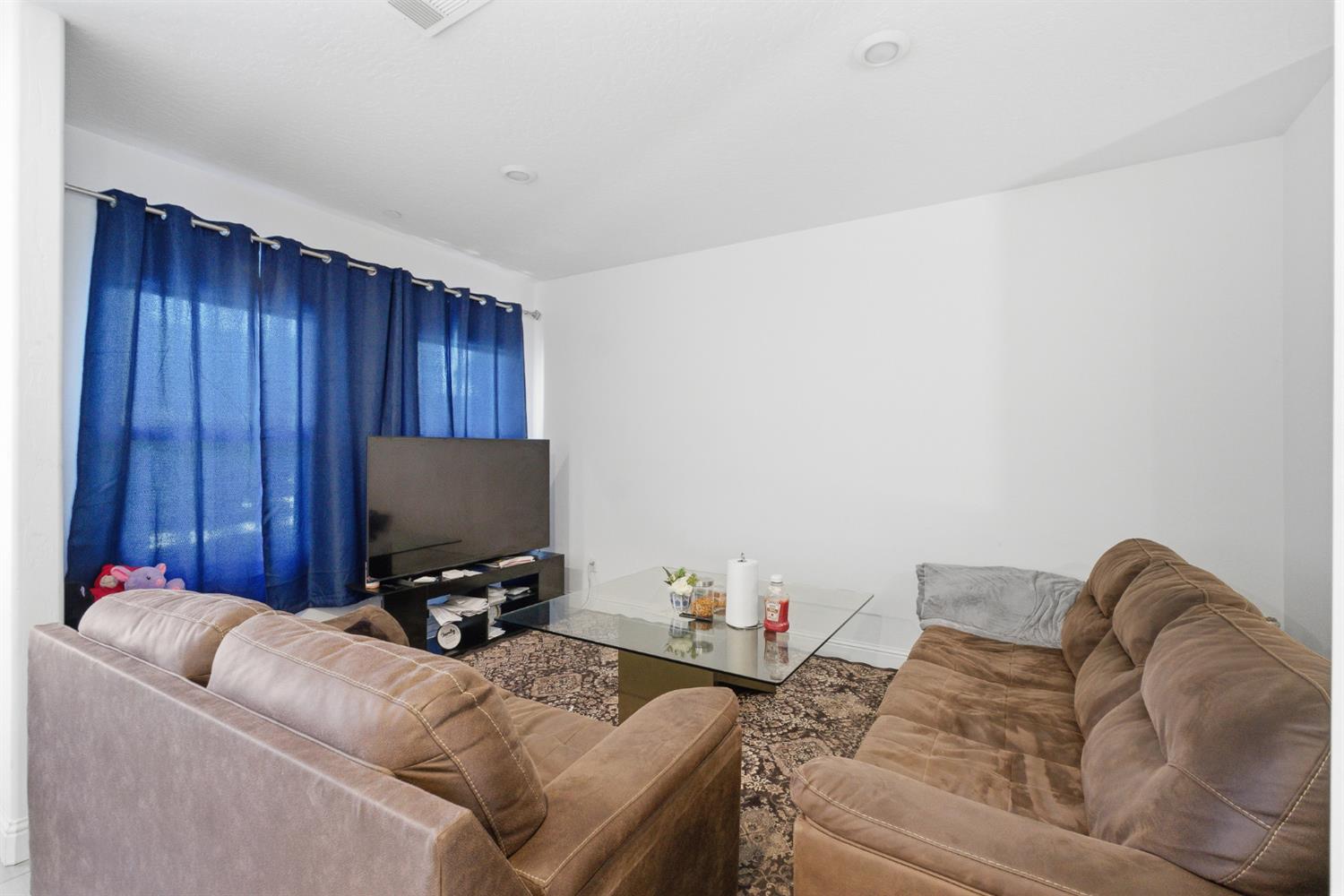 7052 W Poe Ave, Fresno, CA 93723