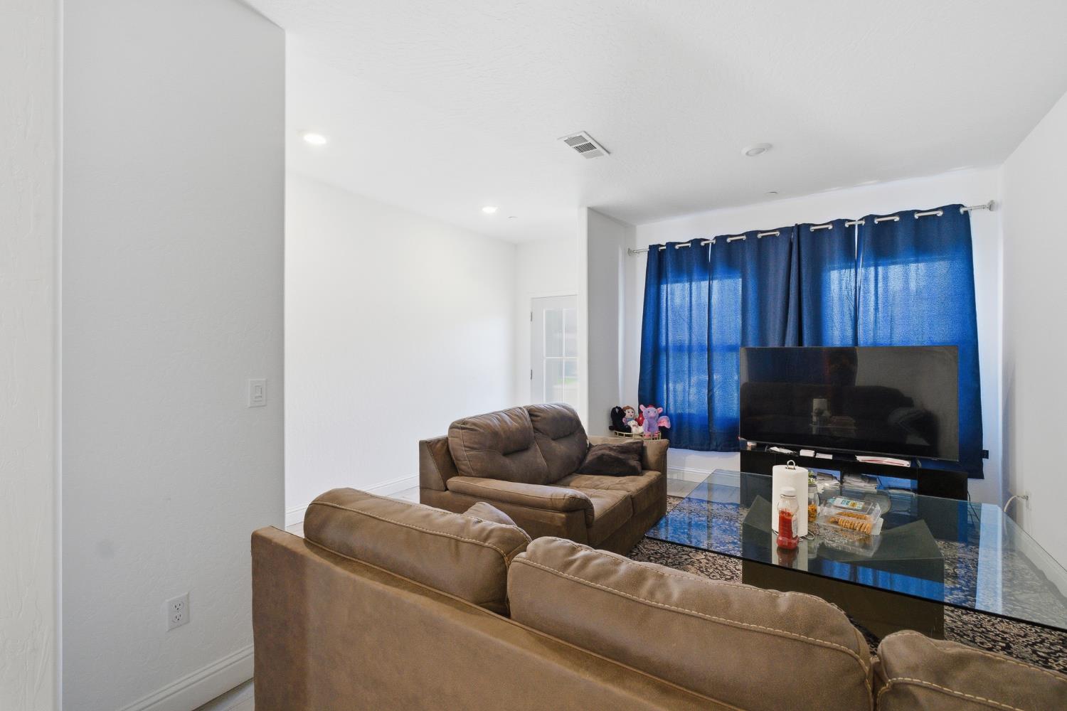 7052 W Poe Ave, Fresno, CA 93723