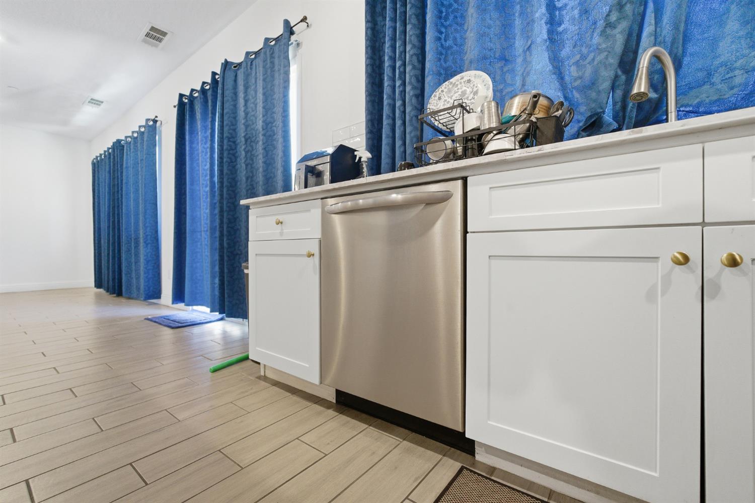 7052 W Poe Ave, Fresno, CA 93723