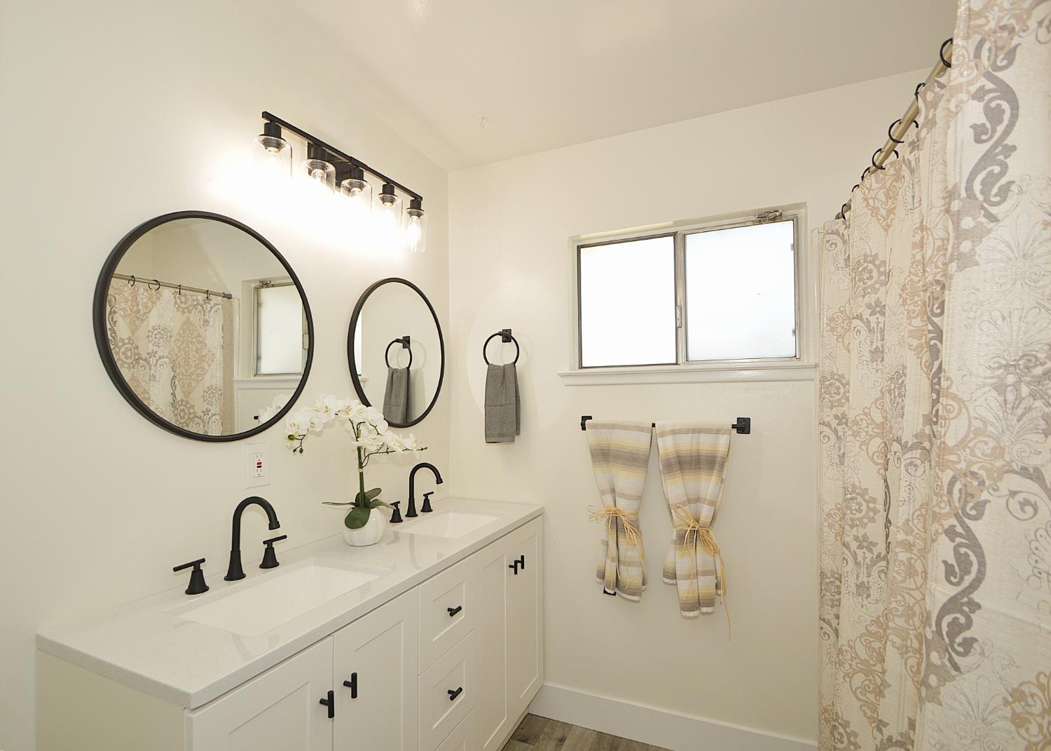 6039 N Maroa, Fresno, CA 93704