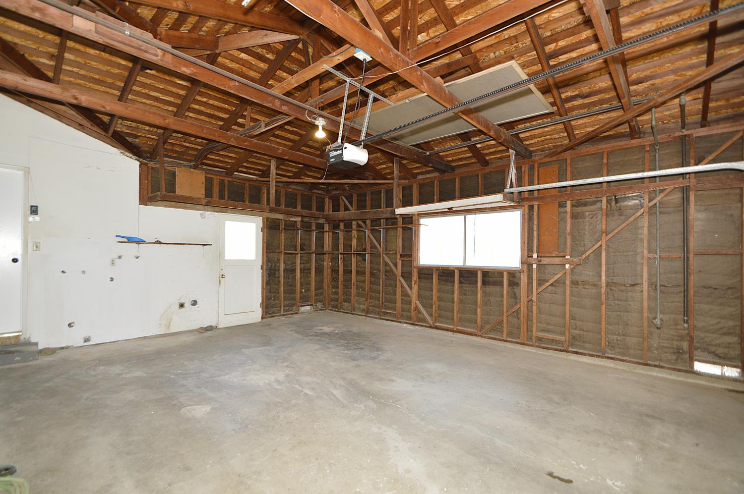 6039 N Maroa, Fresno, CA 93704