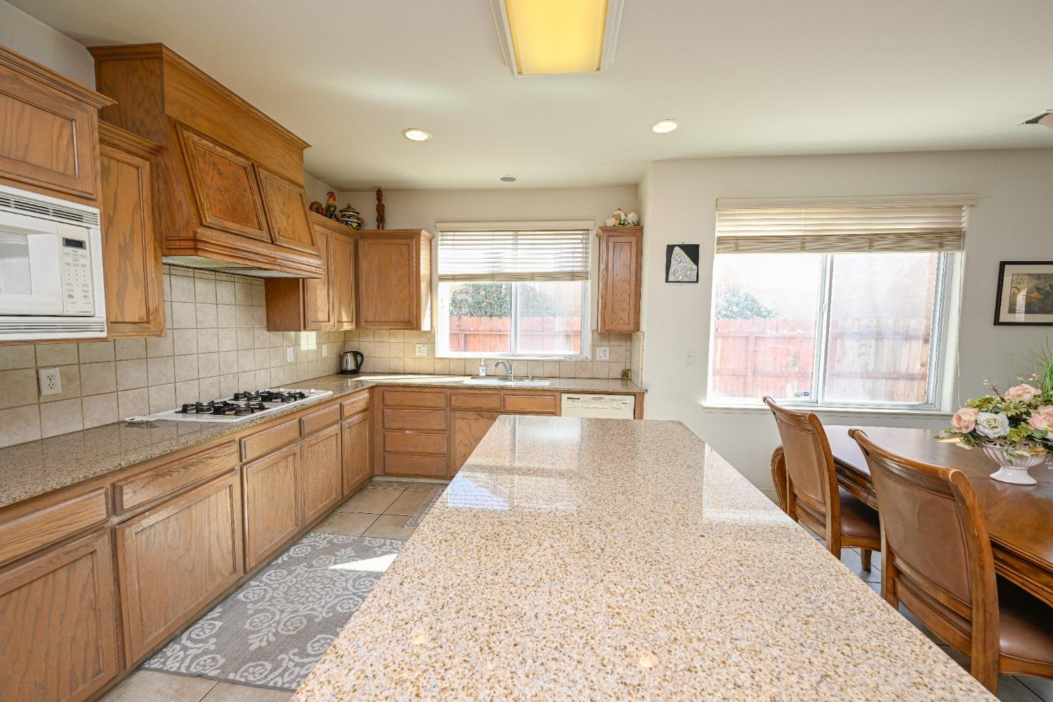 2809 E Omaha Ave, Fresno, CA 93720
