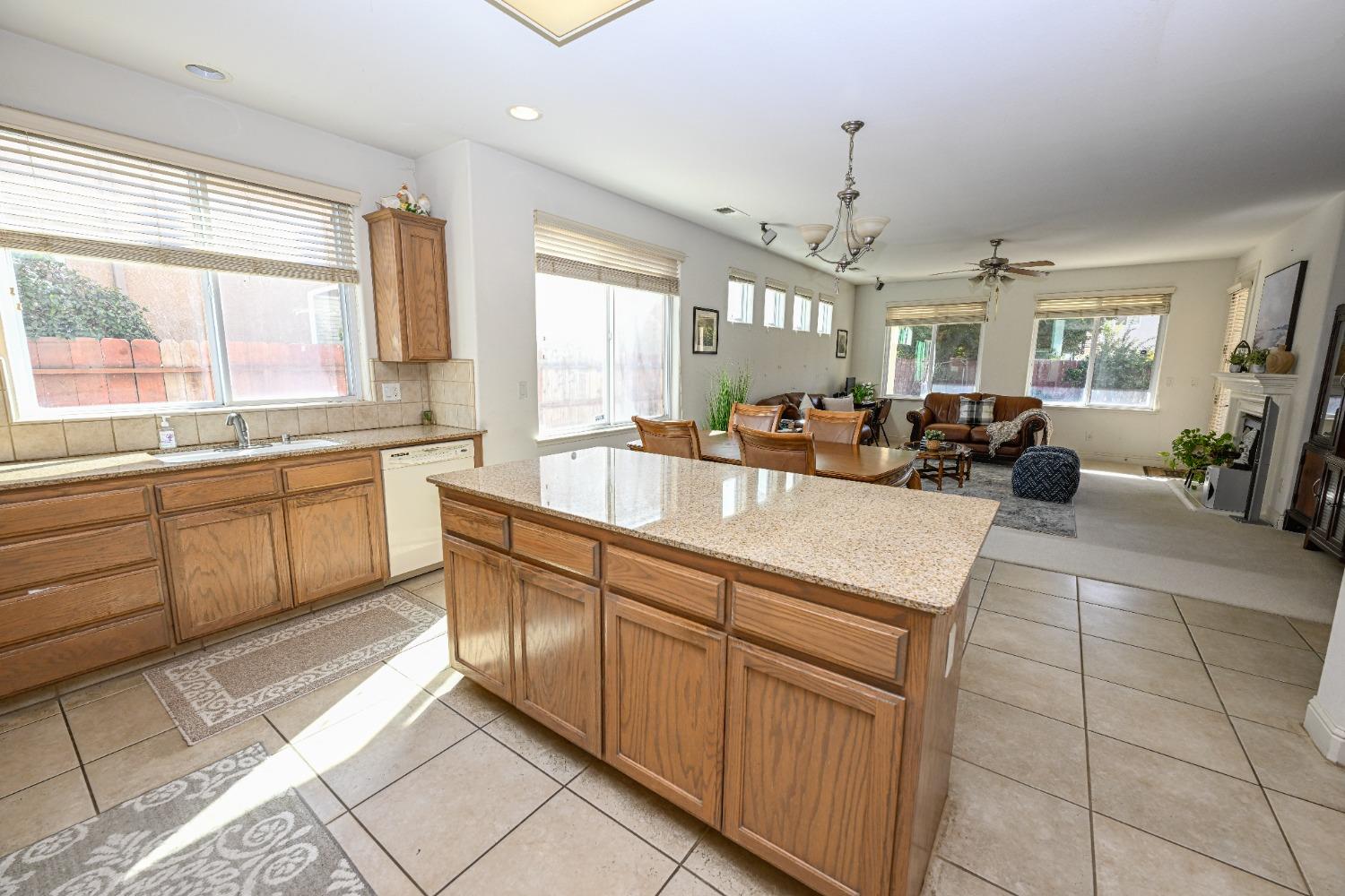2809 E Omaha Ave, Fresno, CA 93720