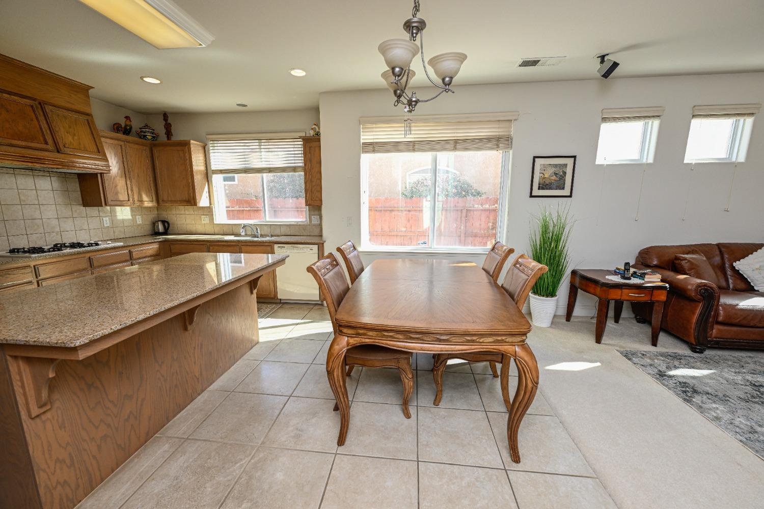 2809 E Omaha Ave, Fresno, CA 93720