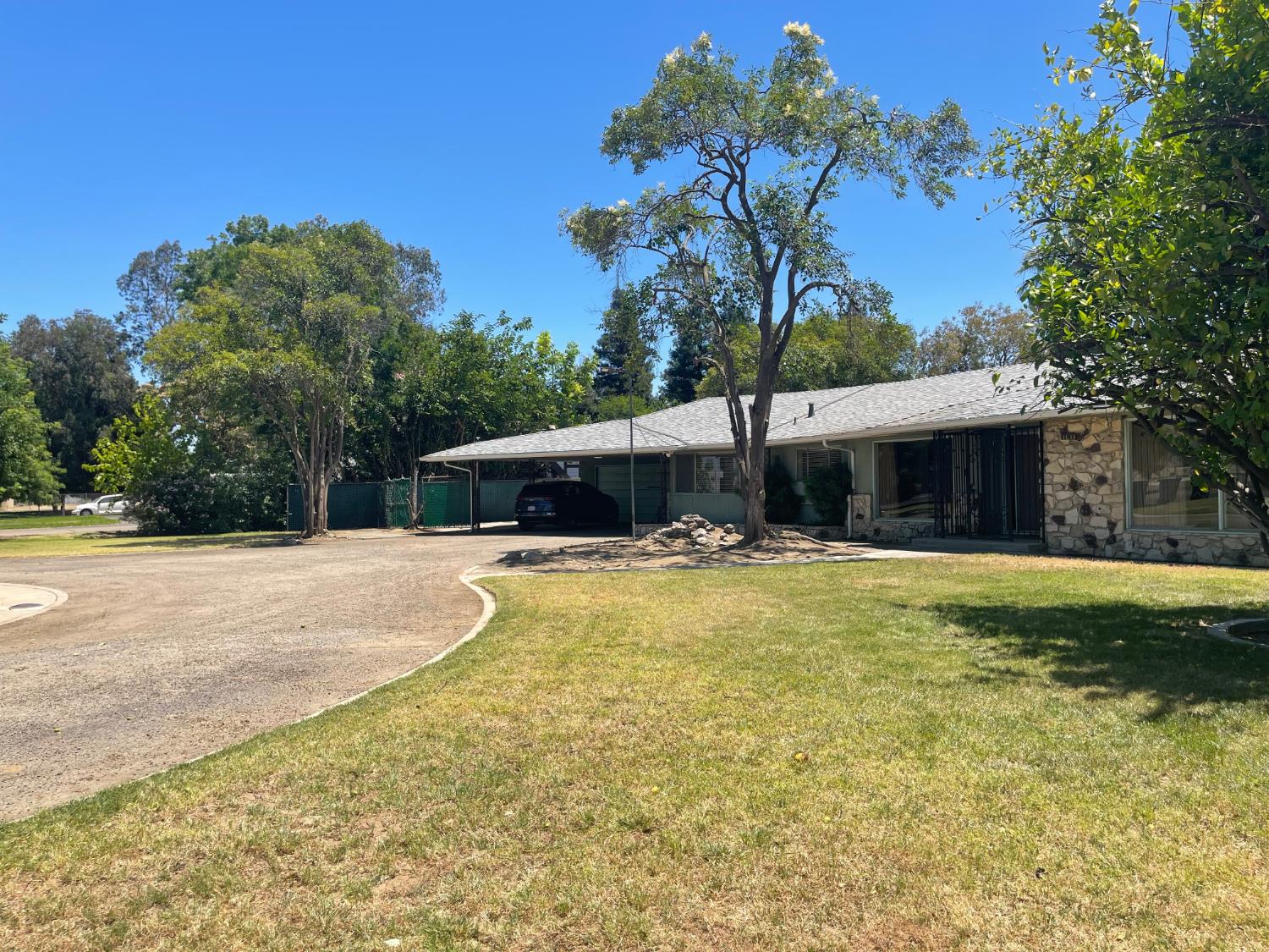 1111 W Kearney Blvd, Fresno, CA 93706