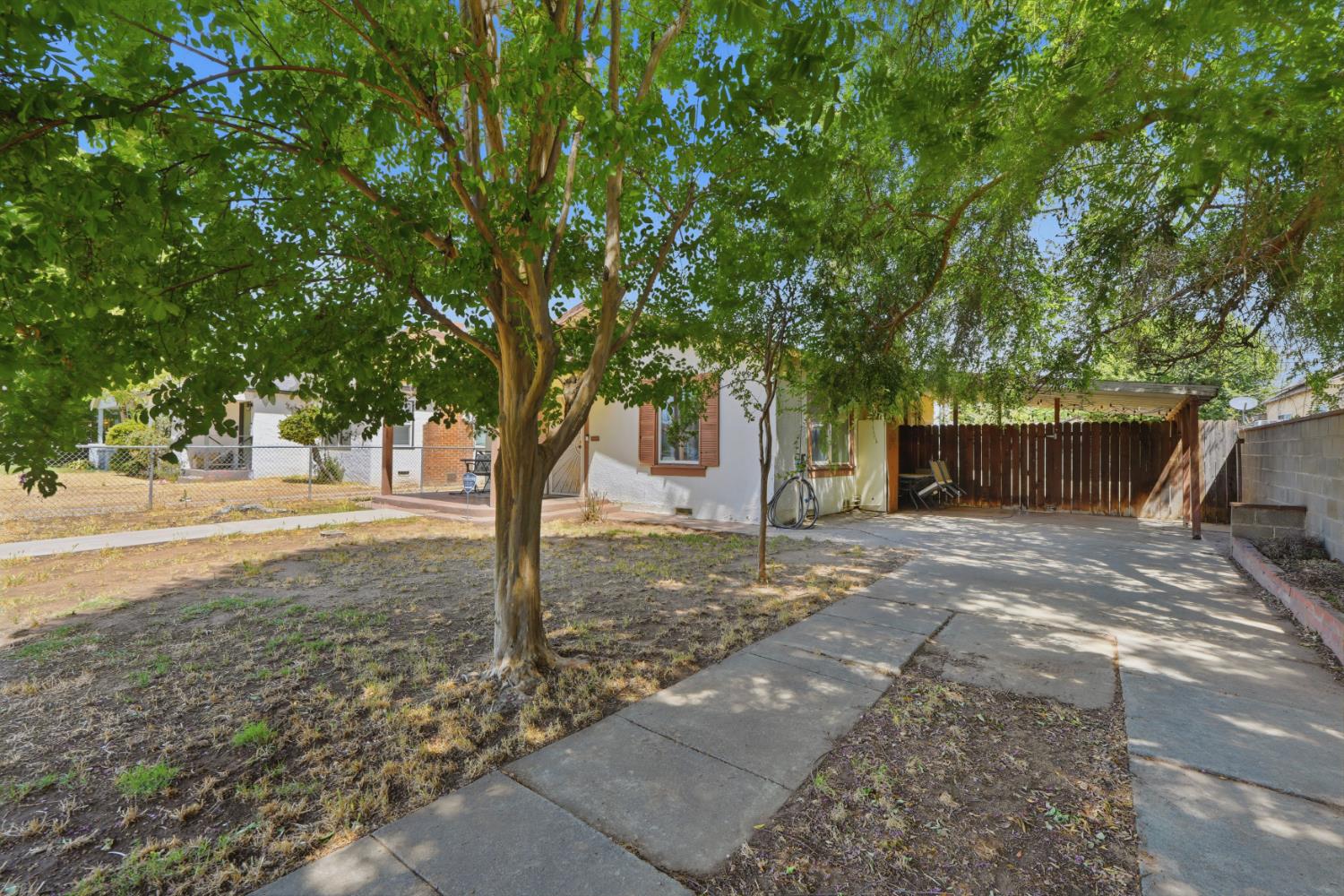 327 E Dayton Ave, Fresno, CA 93704
