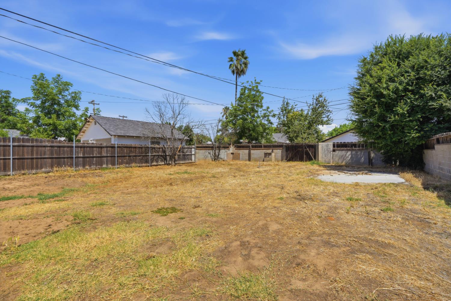 327 E Dayton Ave, Fresno, CA 93704