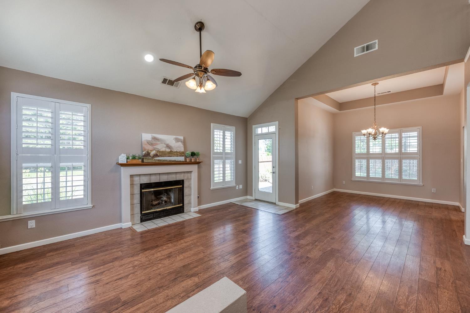 2078 E Pinedale Ave, Fresno, CA 93720