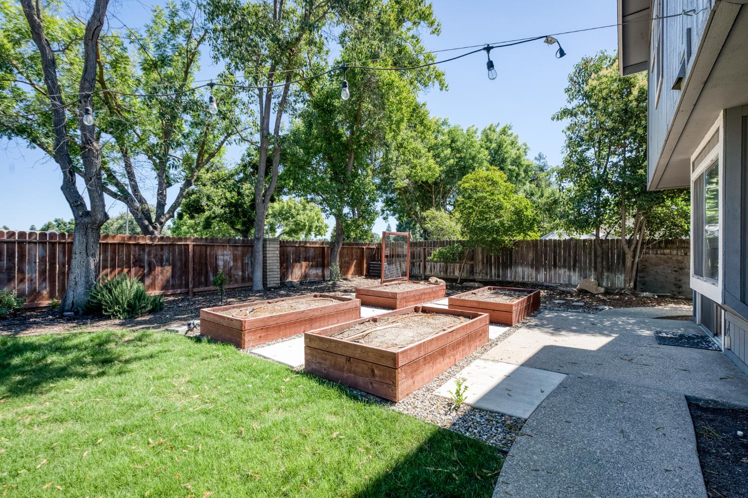 2078 E Pinedale Ave, Fresno, CA 93720