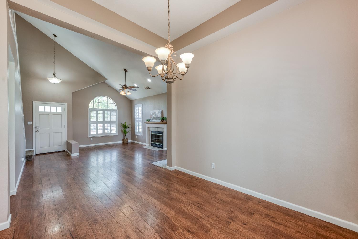 2078 E Pinedale Ave, Fresno, CA 93720
