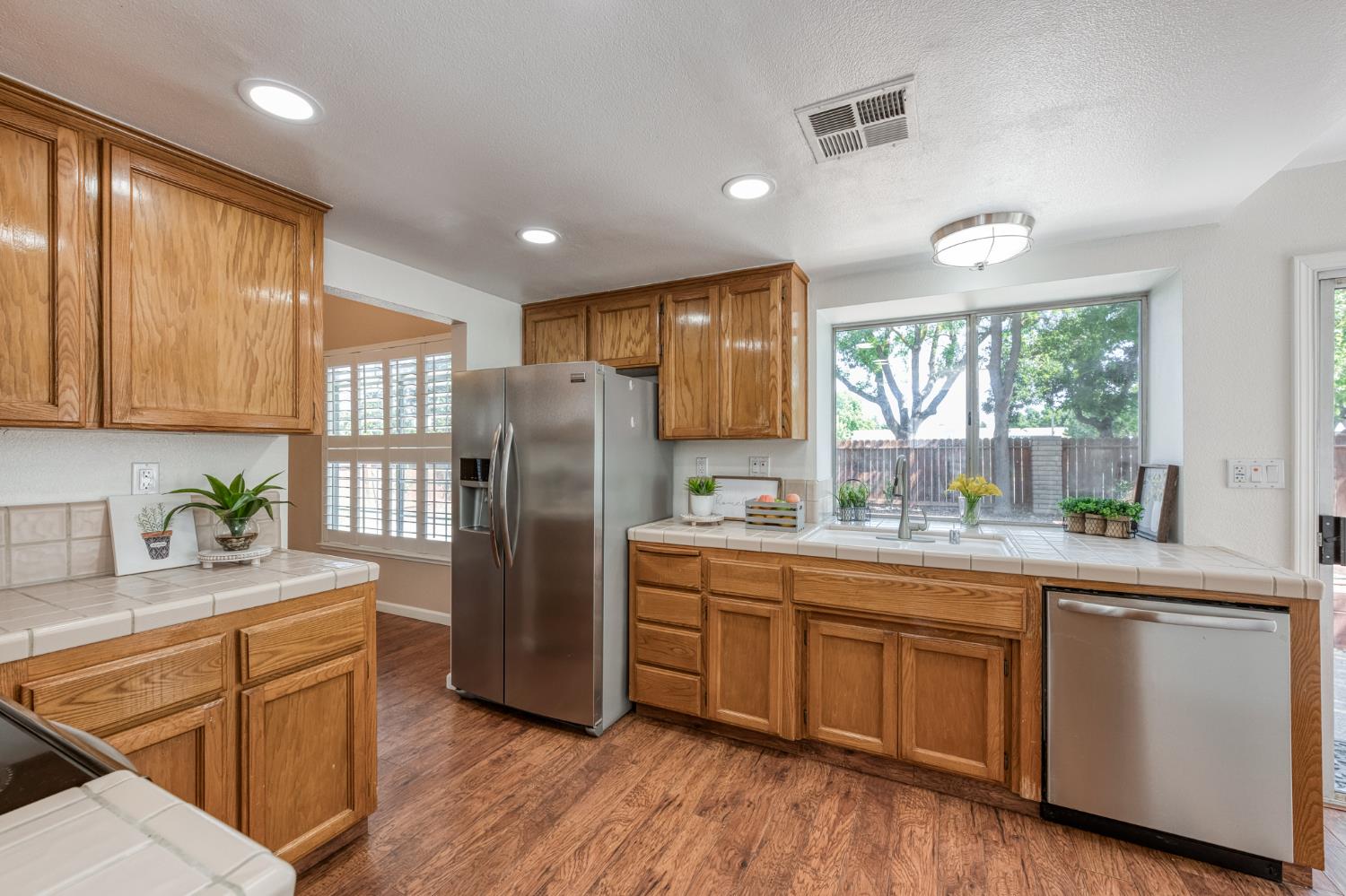 2078 E Pinedale Ave, Fresno, CA 93720