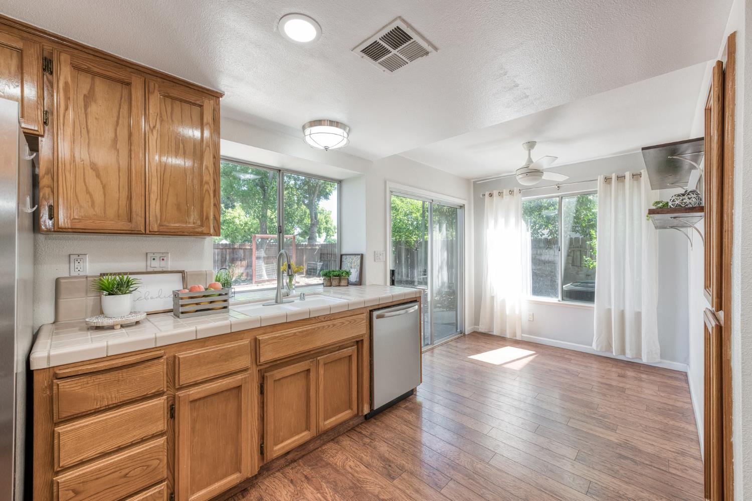 2078 E Pinedale Ave, Fresno, CA 93720
